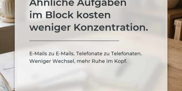Gruppierte Arbeitsmaterialien als Symbol für gebündelte Aufgaben und weniger Kontextwechsel