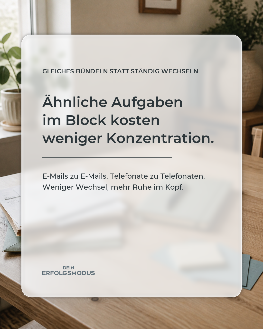 Gruppierte Arbeitsmaterialien als Symbol für gebündelte Aufgaben und weniger Kontextwechsel