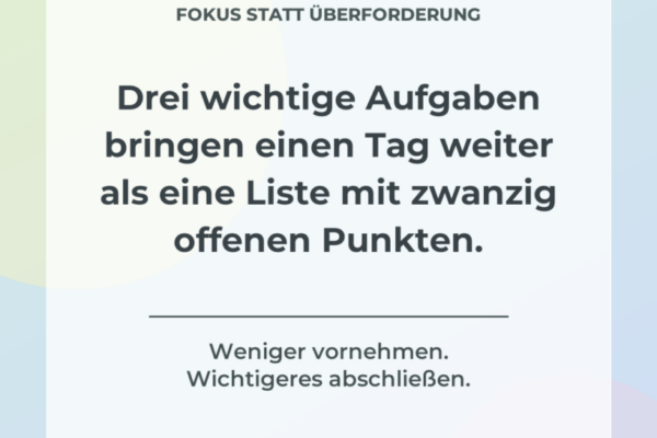 Drei Prioritäten am Tag Produktivitäts-Hack: Drei wichtige Aufgaben bringen einen Tag weiter als zwanzig offene Punkte.