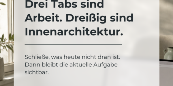 Ruhiger Arbeitsplatz am Fenster mit Laptop, Notizbuch und transparenter Textkarte über weniger Browserfenster und mehr Fokus.