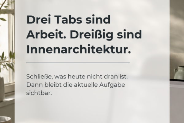 Ruhiger Arbeitsplatz am Fenster mit Laptop, Notizbuch und transparenter Textkarte über weniger Browserfenster und mehr Fokus.