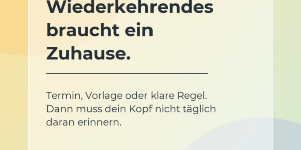Helles Farbverlauf-Creative mit transparenter Glass-Karte und dem Hinweis, wiederkehrende Aufgaben ins System statt in den Kopf zu legen.