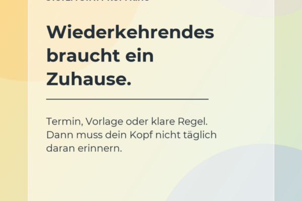 Helles Farbverlauf-Creative mit transparenter Glass-Karte und dem Hinweis, wiederkehrende Aufgaben ins System statt in den Kopf zu legen.