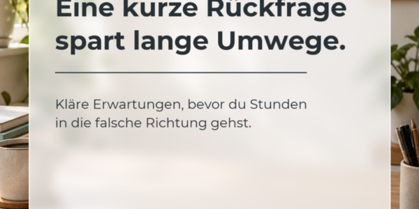 Ruhiger Arbeitsplatz mit Notizbuch und transparenter Glass-Karte über schnelle Rückfragen für mehr Klarheit.