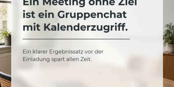 Leerer Besprechungsraum mit Glass-Karte und dem Hinweis, dass ein Meeting ohne Ziel nur ein Gruppenchat mit Kalenderzugriff ist.
