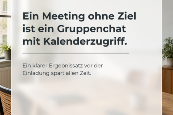 17-meeting-ohne-ziel-final Leerer Besprechungsraum mit Glass-Karte und dem Hinweis, dass ein Meeting ohne Ziel nur ein Gruppenchat mit Kalenderzugriff ist.
