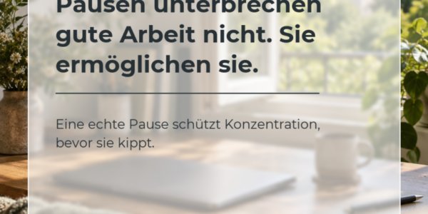 Heller Arbeitsplatz am offenen Fenster mit transparenter Textkarte über Pausen als Voraussetzung für konzentrierte Arbeit.