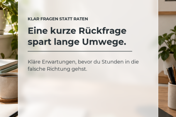 14-rueckfrage-final Ruhiger Arbeitsplatz mit Notizbuch und transparenter Glass-Karte über schnelle Rückfragen für mehr Klarheit.