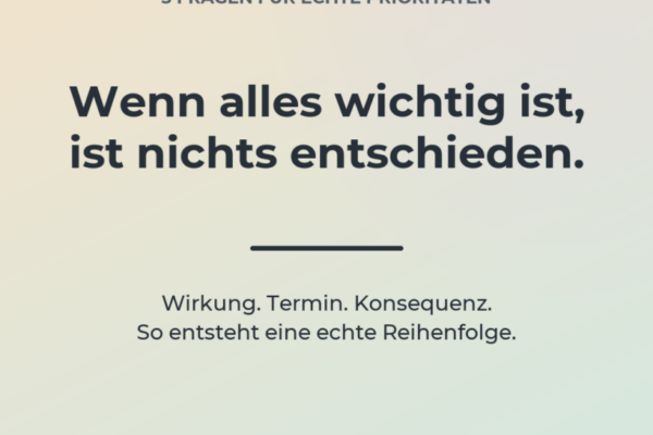 23-prioritaeten-final Helles Creative mit der Überschrift Drei Fragen für echte Prioritäten und einem Hinweis auf Wirkung, Termin und Konsequenz.