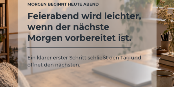 Ruhiger Schreibtisch im Abendlicht mit transparenter Textkarte über einen vorbereiteten Start in den nächsten Arbeitstag.