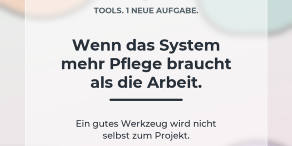 Helles Creative mit der Zahl 5 und der Aussage, dass zu viele Produktivitätstools selbst zu einer neuen Aufgabe werden können.