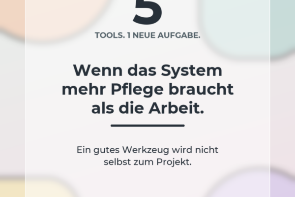 25-produktivitaetstools-final Helles Creative mit der Zahl 5 und der Aussage, dass zu viele Produktivitätstools selbst zu einer neuen Aufgabe werden können.